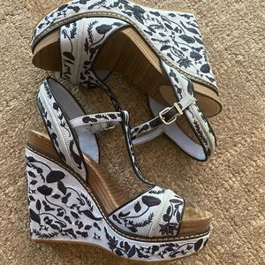 Gianni Bini embroidered platform wedge heels, size 6. Gently worn, lavender/blue